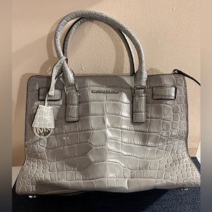 Gorgeous Michael KORS Medium Gray Satchel, in Pristine condition